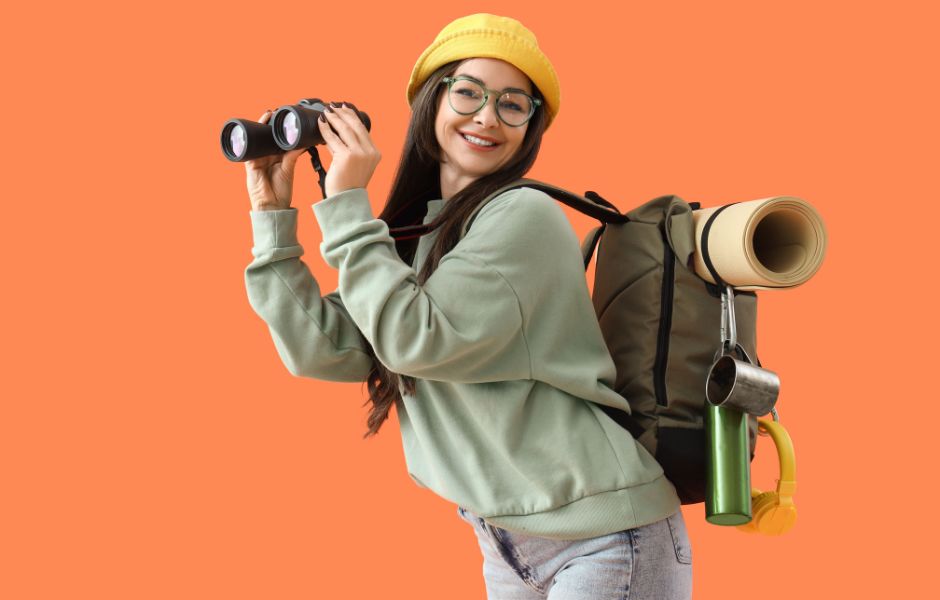 Voyageuse avec sac à dos et jumelles