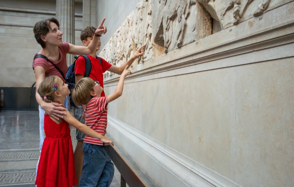 Enfants reagrdant une oeuvre d'art dans un musée avec une guide