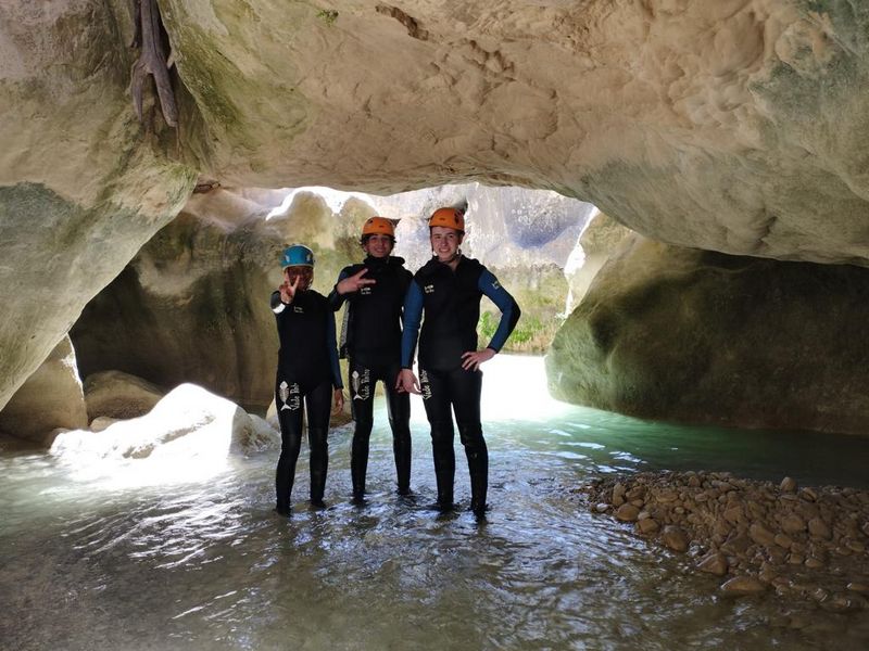 trois élèves dans le chaos du rio Vero, avec leur combinaison et leur casque