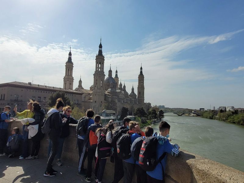 Groupe d\élèves sur le puente de piedra à Zaragoza, regardant la basilique du Pilar