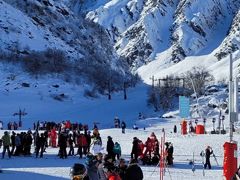 groupe d\élèves en cours de ski sur les pistes de Piau engaly