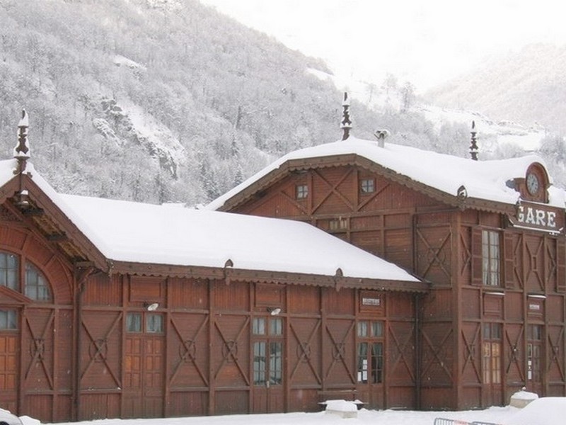 Gare en bois de Cauterets couverte de neige
