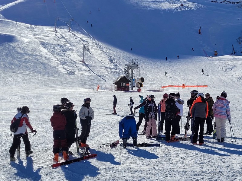 Un groupe d\'élèves attend son moniter au cirque du Lys à Cauterets