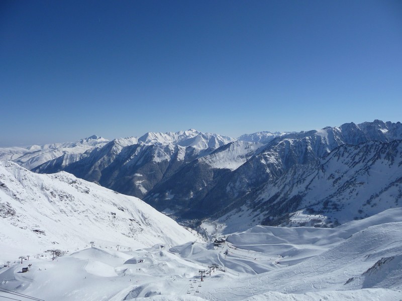 ue de la vallée enneigée du cirque du Lys à Cauterets