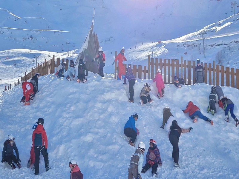 Groupe d'élèves jouant aux boules de neige