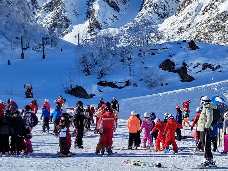 groupe d'élèves en ski attendant le début de leur cours de ski