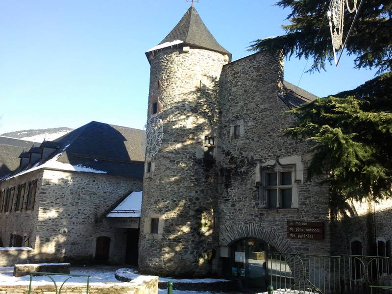 Mairie de St Lary Soulan. En pierre, avec une tour.