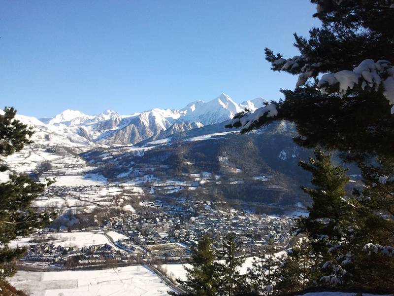 Panorama sur la vallée de Saint Lary Soulan enneigée.