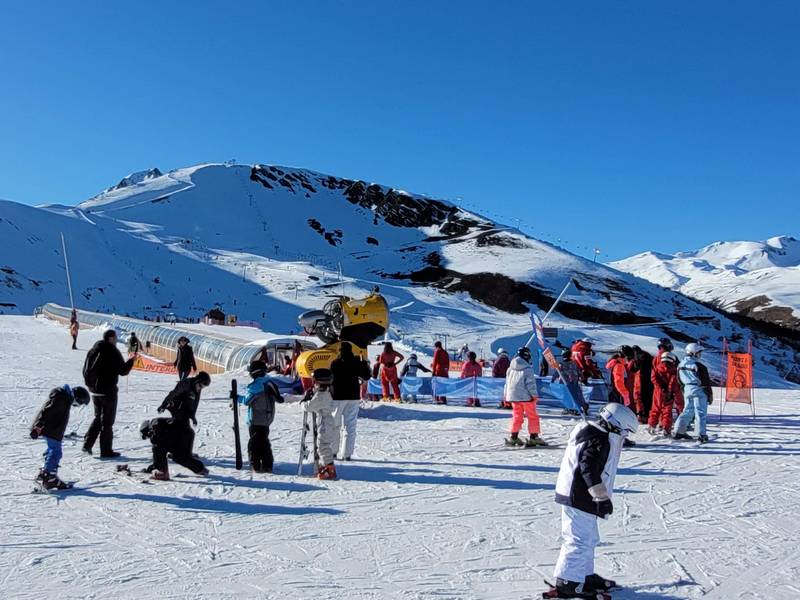 groupe élèves au Pla d\'Adet pendant un cours de ski