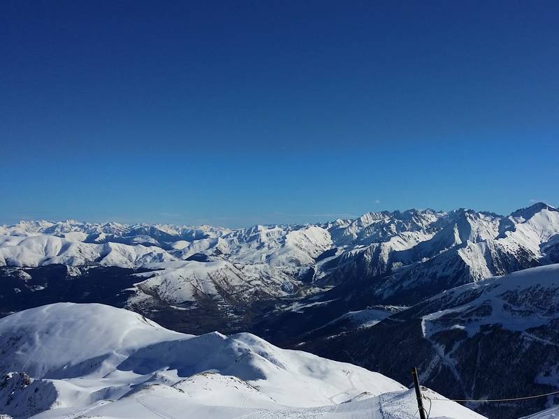 Vue sur la chaîne des Pyrénées depuis le Pla d\'Adet à Saint Lary Soulan.